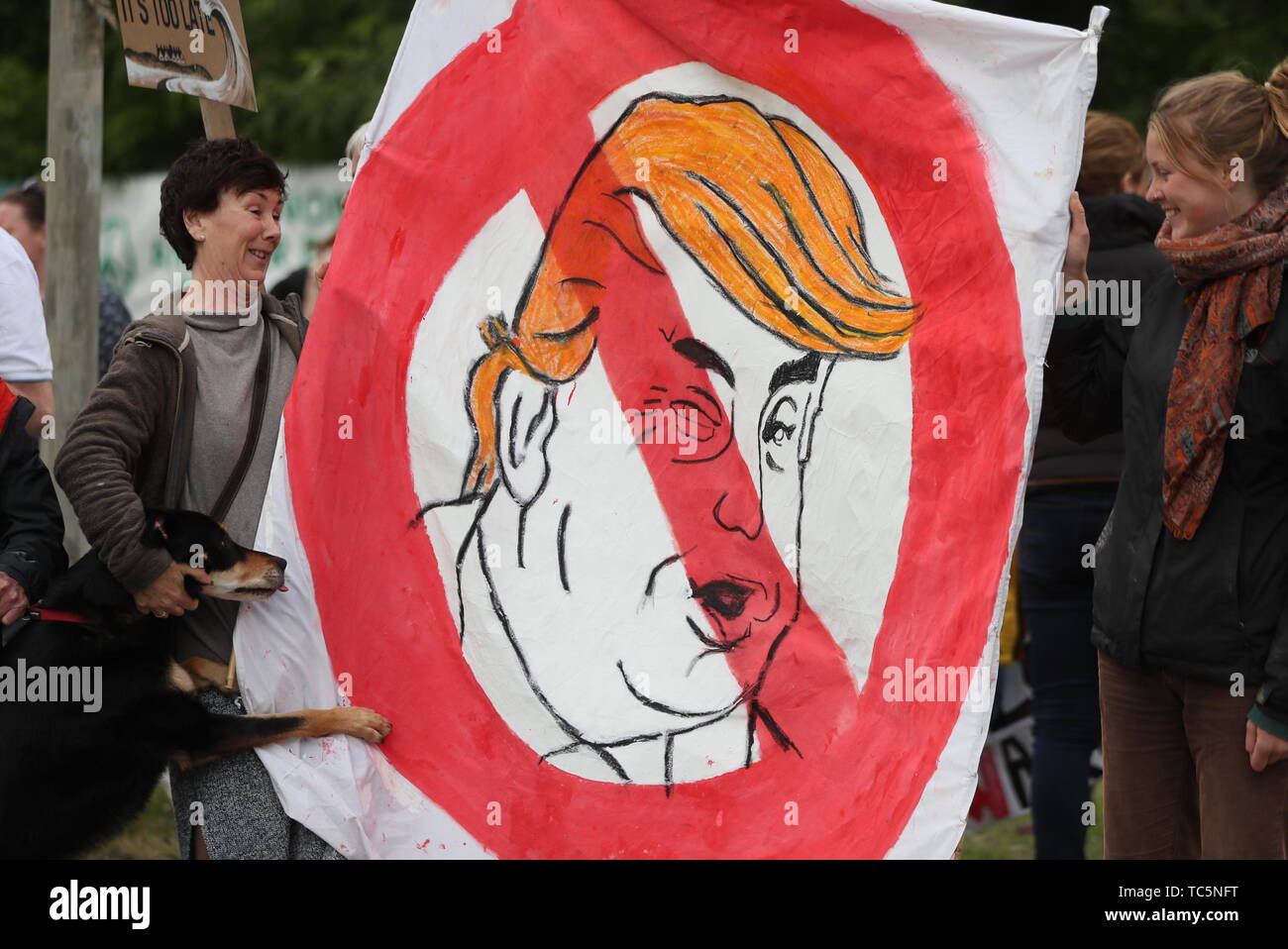 Demonstranten am Peace Camp auf dem Weg zum Flughafen Shannon nach der Ankunft von US-Präsident Donald Trump für seinen Besuch in der Republik Irland. Stockfoto