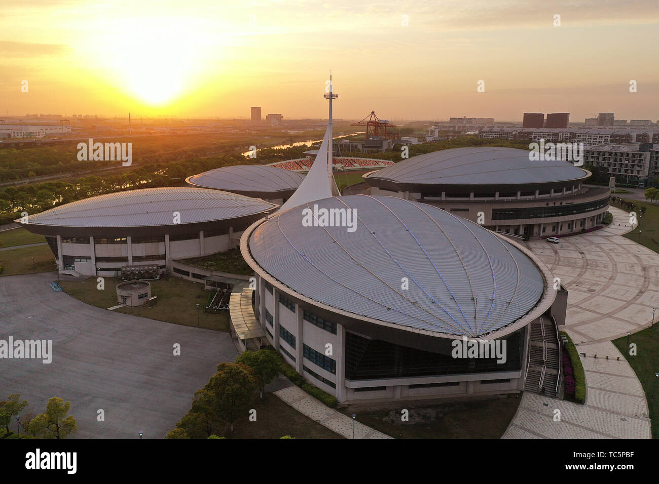 Luftaufnahme der Sporthalle an der Lingang New City Campus der Universität Shanghai Maritime Stockfoto