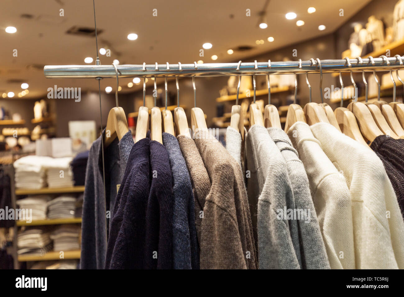 Die neue Mode im modernen Einkaufszentrum Stockfoto