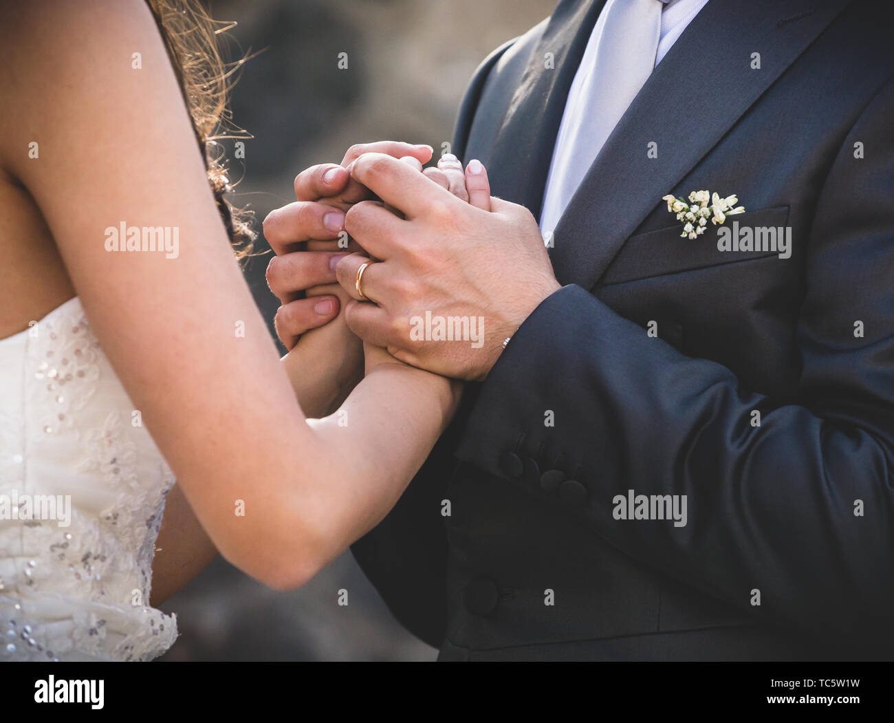 Die Hände der ein Mann und eine Frau halten sich gegenseitig fest. Konzept der Hochzeit und Beziehung. Stockfoto