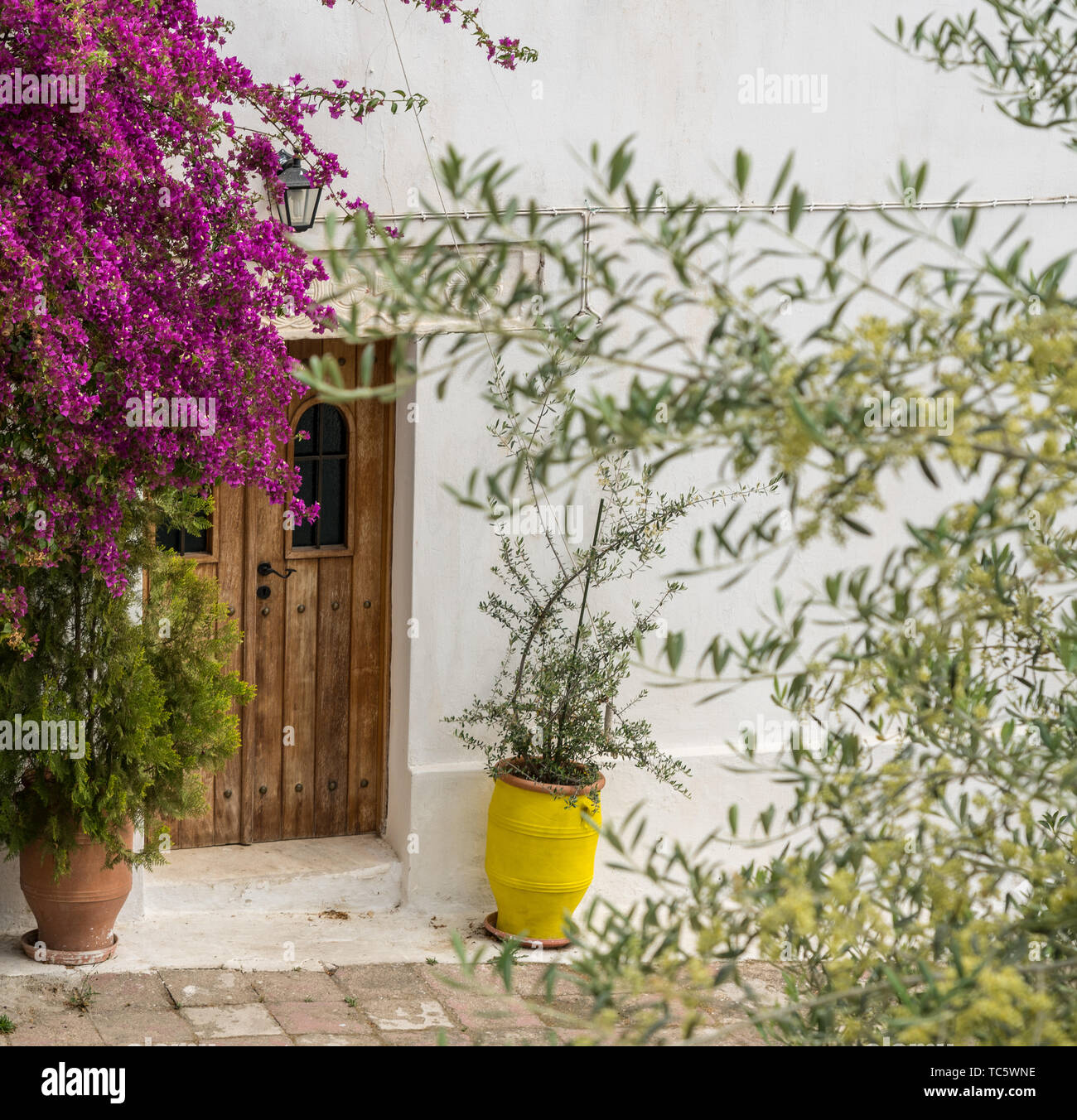 St George auf der Klippe Kirche im alten Stadtteil Anafiotika in Athen Stockfoto