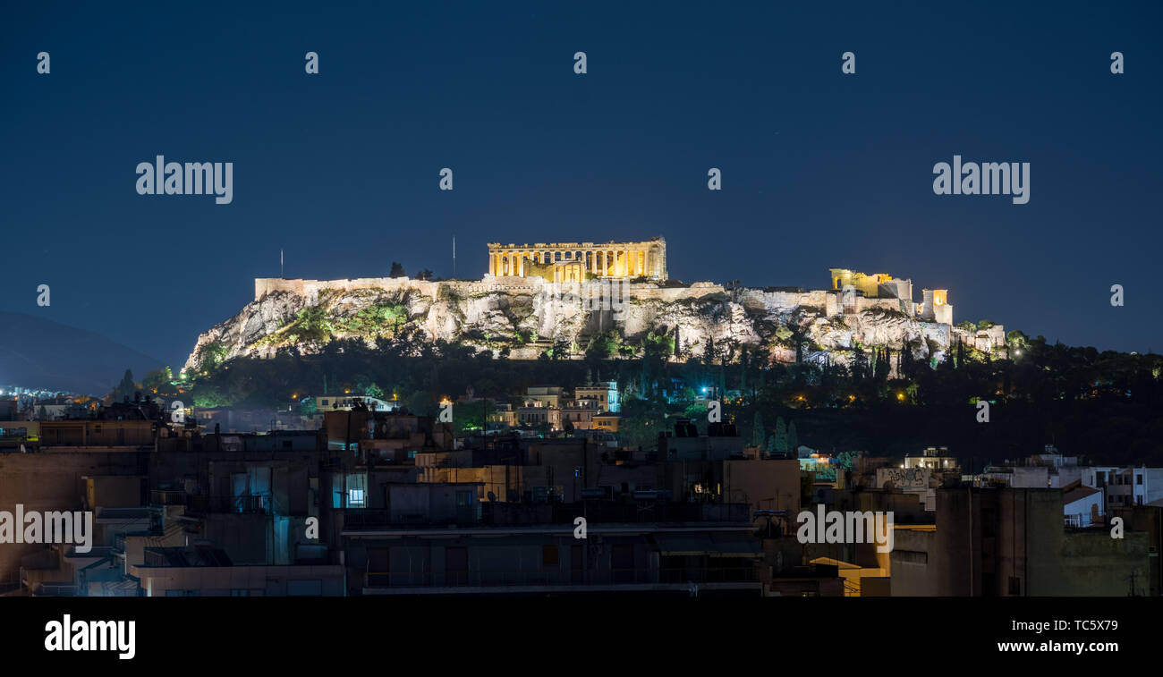 Akropolis Hügel erhebt sich über Athen Apartments Stockfoto