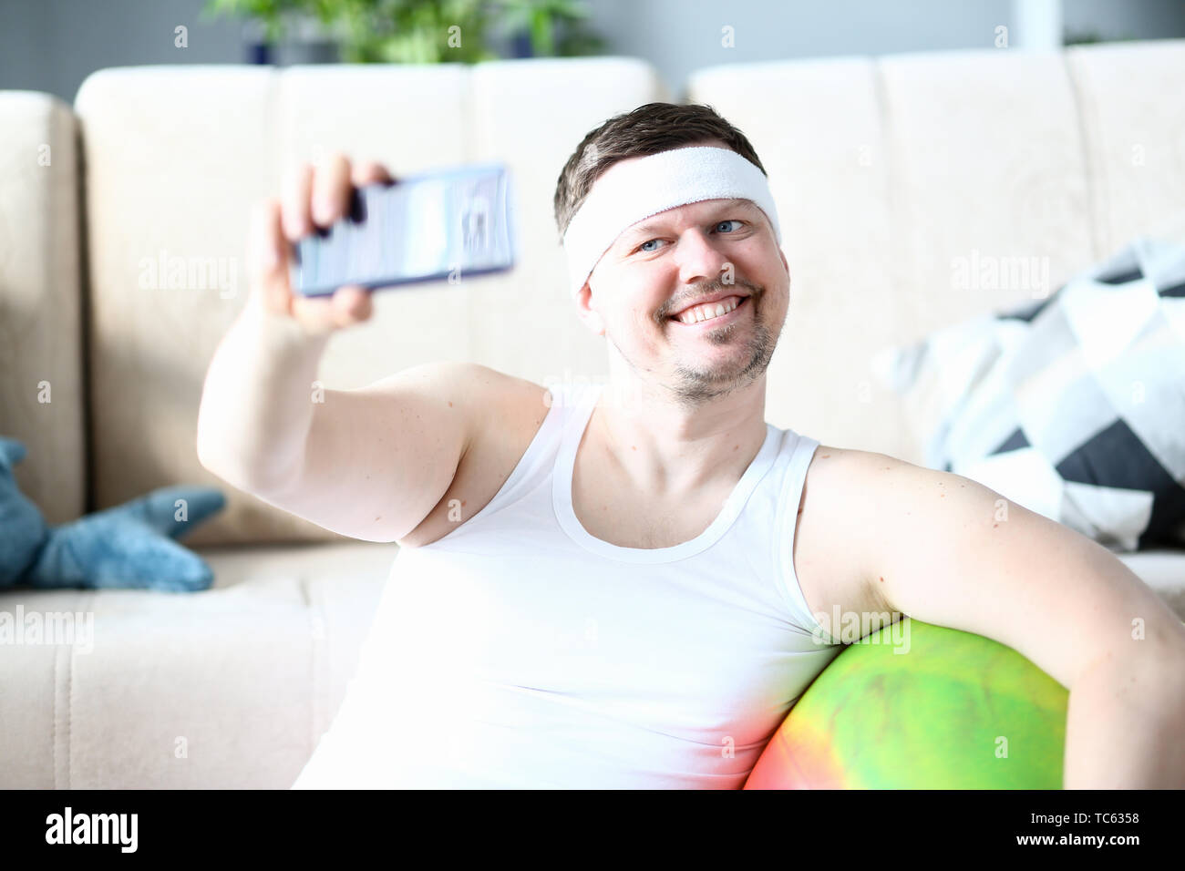 Lächelnd Sportler unter Fotografie auf dem Smartphone Stockfoto