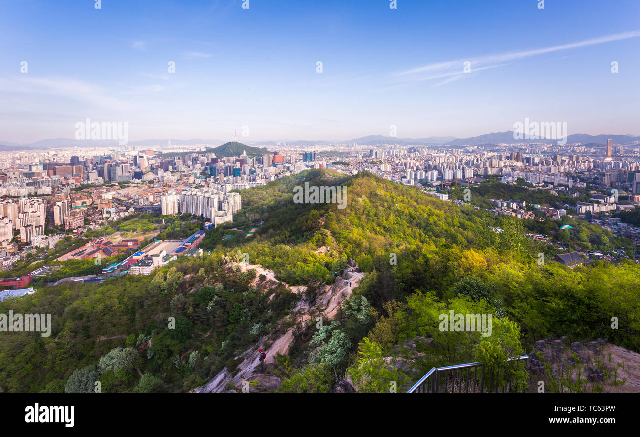 Wolkenkratzer und Gebäude N Seoul Tower von Seoul City Skyline in der Innenstadt von Seoul, Südkorea Stockfoto