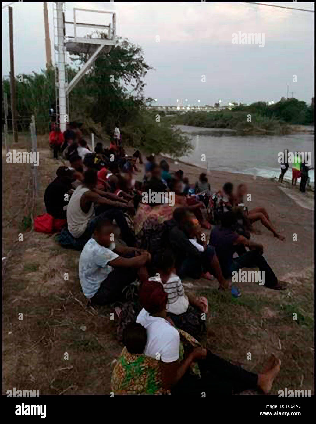 Us Border Patrol-Agenten begreifen 133 illegale Zentralamerikanischen Migranten, die die Grenze an der Del Rio Sektor 31. Mai 2019 in der Nähe von Del Rio, Texas. Stockfoto