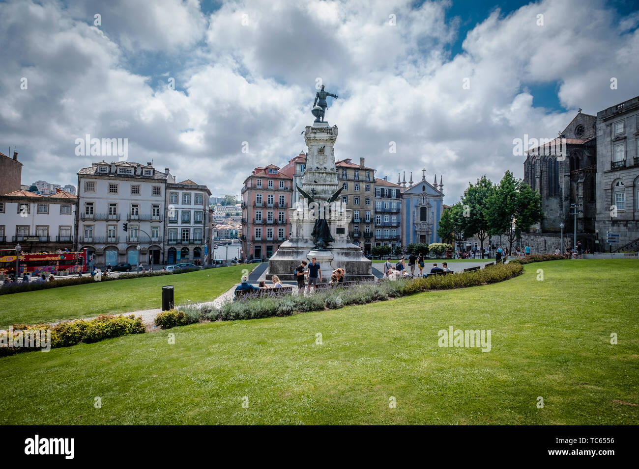 Prinz Heinrich Platz und Garten (Jardim do Infante Dom Henrique) in der Stadt Porto. Stockfoto