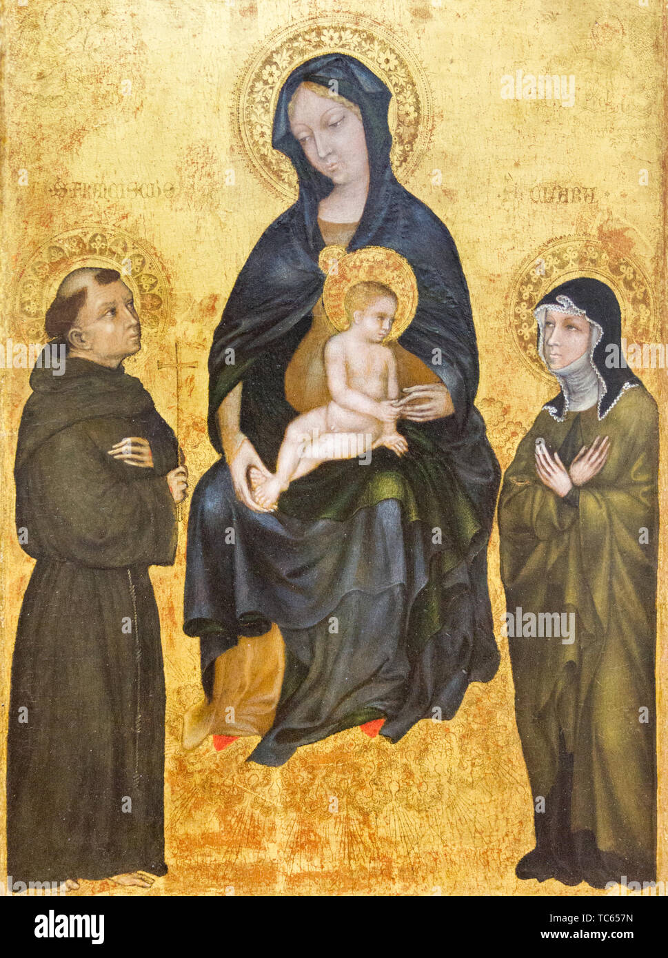 Madonna mit dem Jesuskind unter der Heilige Franz von Assisi und der hl. Klara. Ende des XIV. Jahrhunderts. Stockfoto