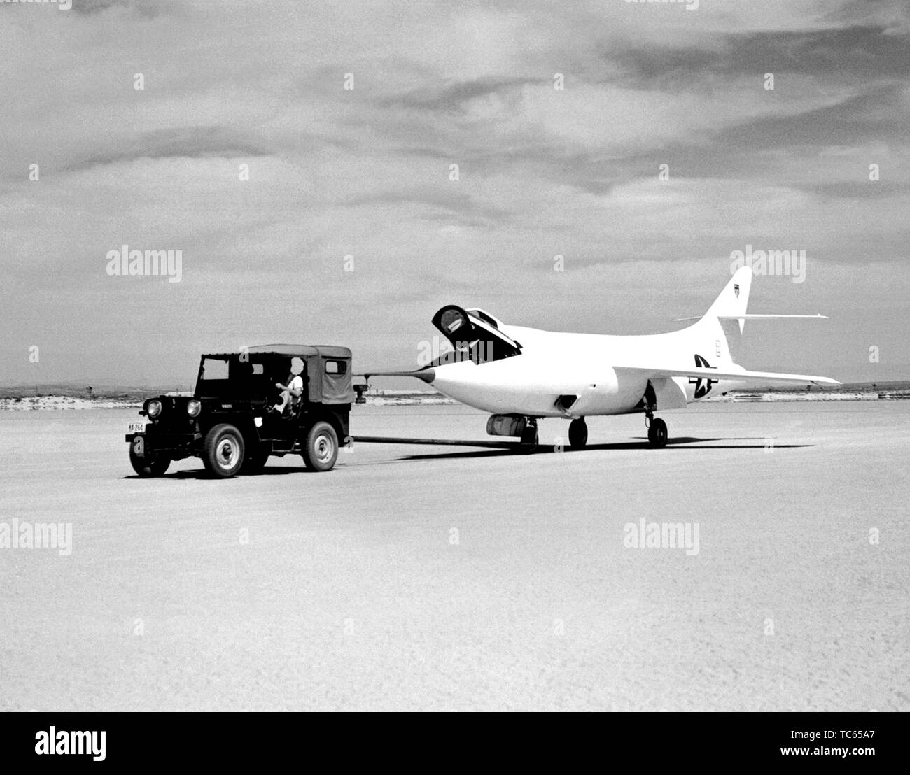Ein D--558-2 Flugzeug ist über Rogers Dry Lakebed auf der Edwards Air Force Base, Kern County, Kalifornien, 1949 geschleppt. Mit freundlicher Genehmigung der Nationalen Luft- und Raumfahrtbehörde (NASA). () Stockfoto