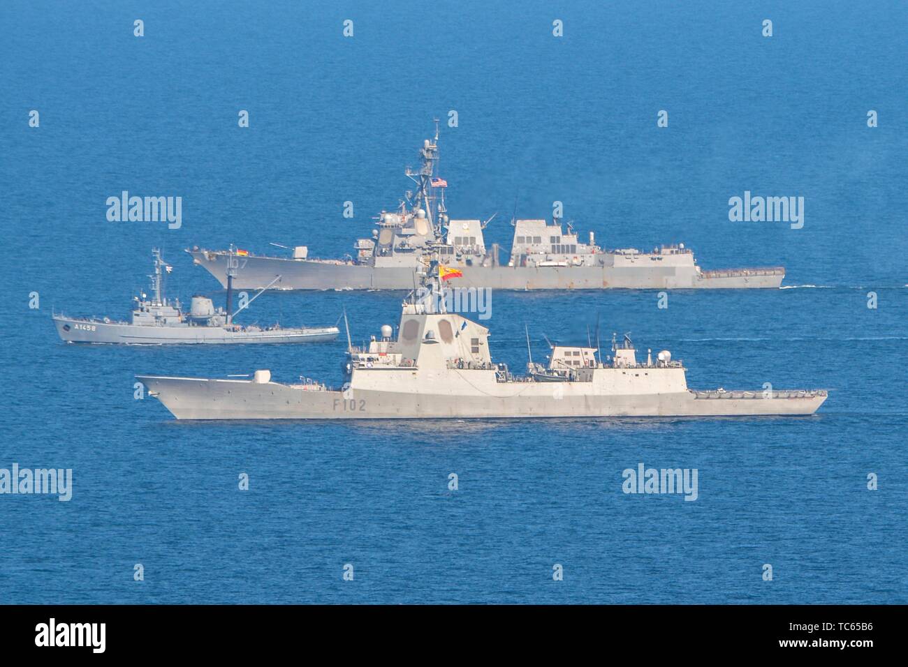 Us-Marine Seeleute der Arleigh-Burke-Klasse geführte Anti-raketen-Zerstörer USS Schwer, zurück, Segel, die sich in der Ausbildung neben der spanischen Marine Schiff Fregatte Almirante Juan de Borbón, Front, und der Deutschen Marine Schlepper DRL Fehmarn während einer NATO-Übung vom 30. Mai, 2019 in der Ostsee. Stockfoto