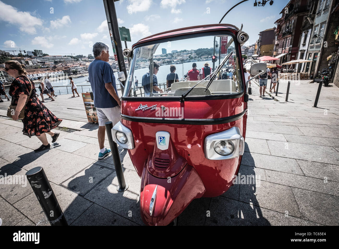 Rot tuk tuk in den Straßen von Porto am Ufer des Rio Duero. Portugal Stockfoto