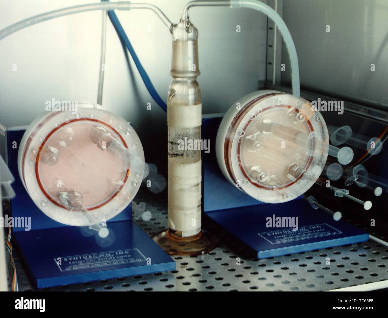 Anzeigen von rotierenden Bioreaktor wand Fischereifahrzeuge, die so konzipiert und Gewebeproben im Raum des NASA Marshall Space Flight Center (LINKS), Huntsville, Alabama, 1998 zu wachsen. Mit freundlicher Genehmigung der Nationalen Luft- und Raumfahrtbehörde (NASA). () Stockfoto