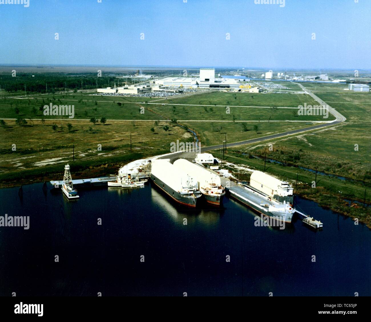 Luftaufnahme der NASA Dock in der michoud Assembly Facility mit vier Lastkähne, Palaemon, Versprechen, Poseidon, und Orion, New Orleans, Louisiana, 1967. Mit freundlicher Genehmigung der Nationalen Luft- und Raumfahrtbehörde (NASA). () Stockfoto