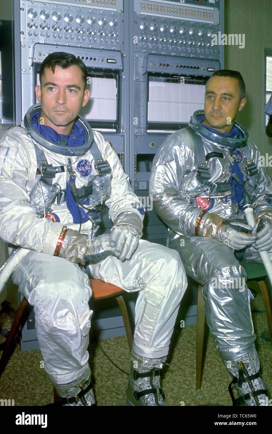 Astronauten John W Junge und Virgil Grissom ich während der Übungen als Back-up-Crew für die Zwillinge VI Mission, 20. Oktober 1965. Mit freundlicher Genehmigung der Nationalen Luft- und Raumfahrtbehörde (NASA). () Stockfoto