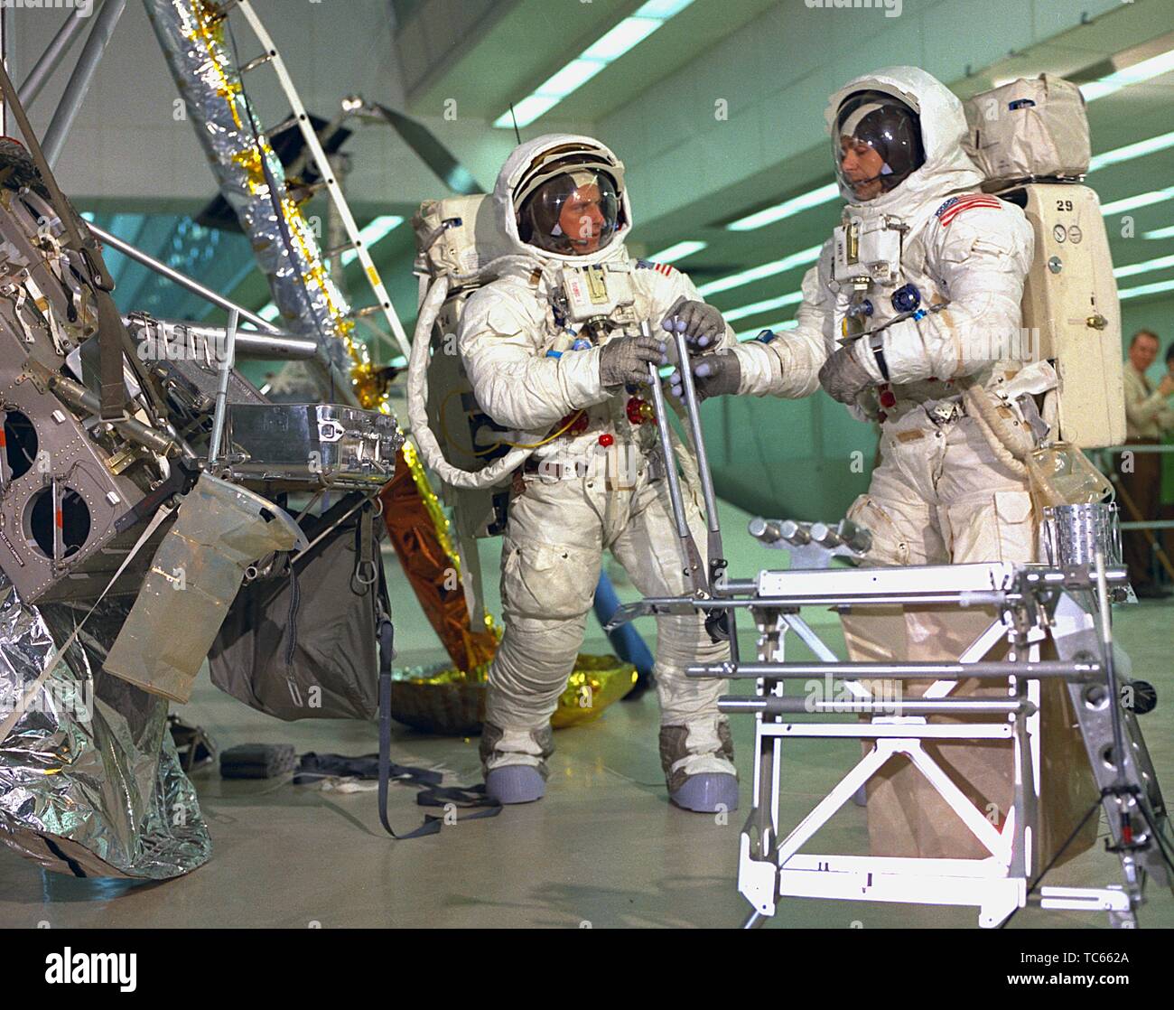 Apollo 12 lunar Extra Vehicular Activity (EVA) Besatzungsmitglieder, Pete Conrad und Al Bean eine Simulation der Mondoberfläche Aktivität an der Flight Crew Training Gebäude, John F Kennedy Space Center, Merritt Island, Florida, 6. Oktober 1969 durchzuführen. Mit freundlicher Genehmigung der Nationalen Luft- und Raumfahrtbehörde (NASA). () Stockfoto