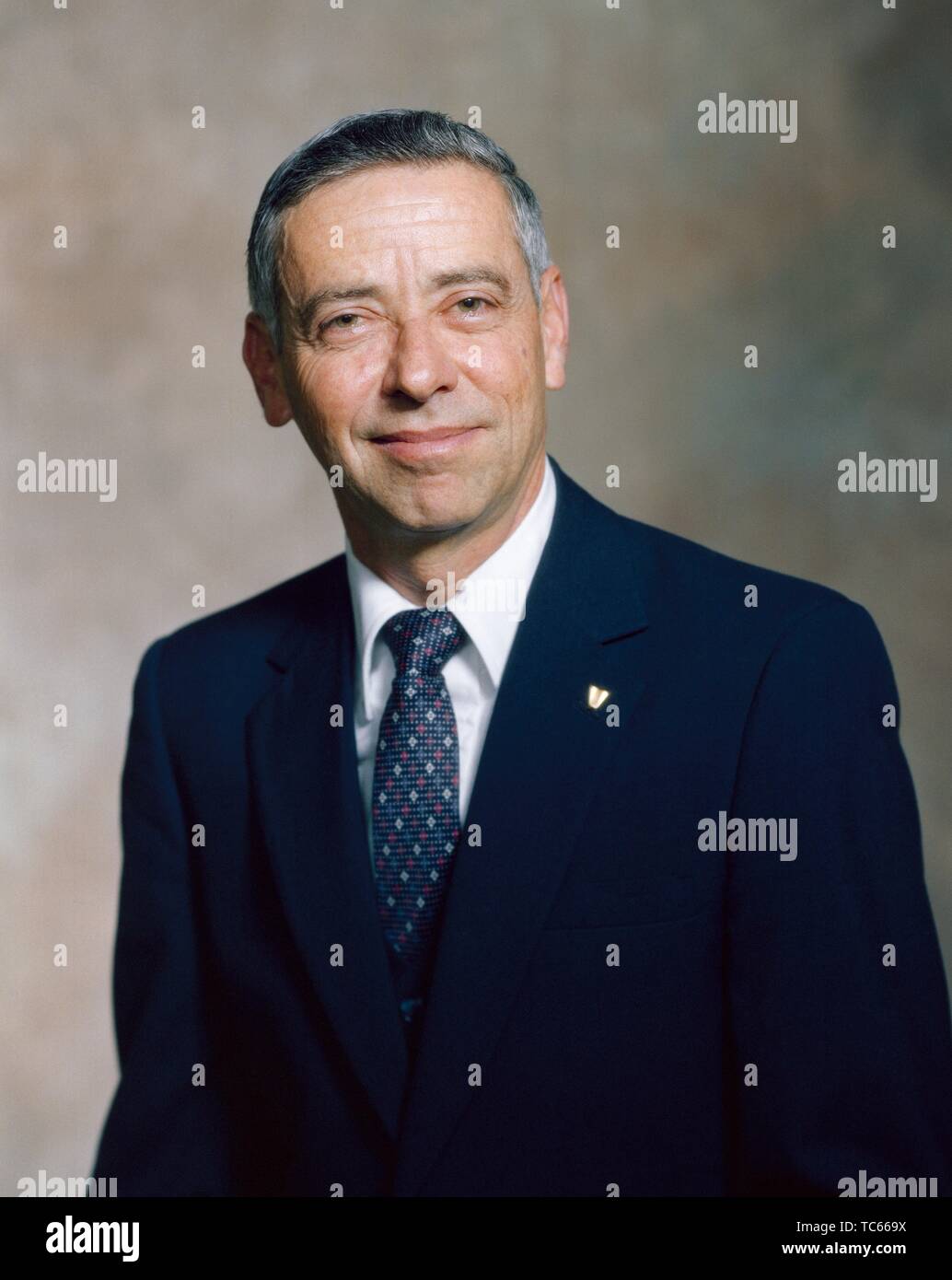 Portrait von Aaron Cohen, stellvertretender NASA-Administrator im Johnson Space Center, Houston, Texas, USA, 1982. Mit freundlicher Genehmigung der Nationalen Luft- und Raumfahrtbehörde (NASA). () Stockfoto