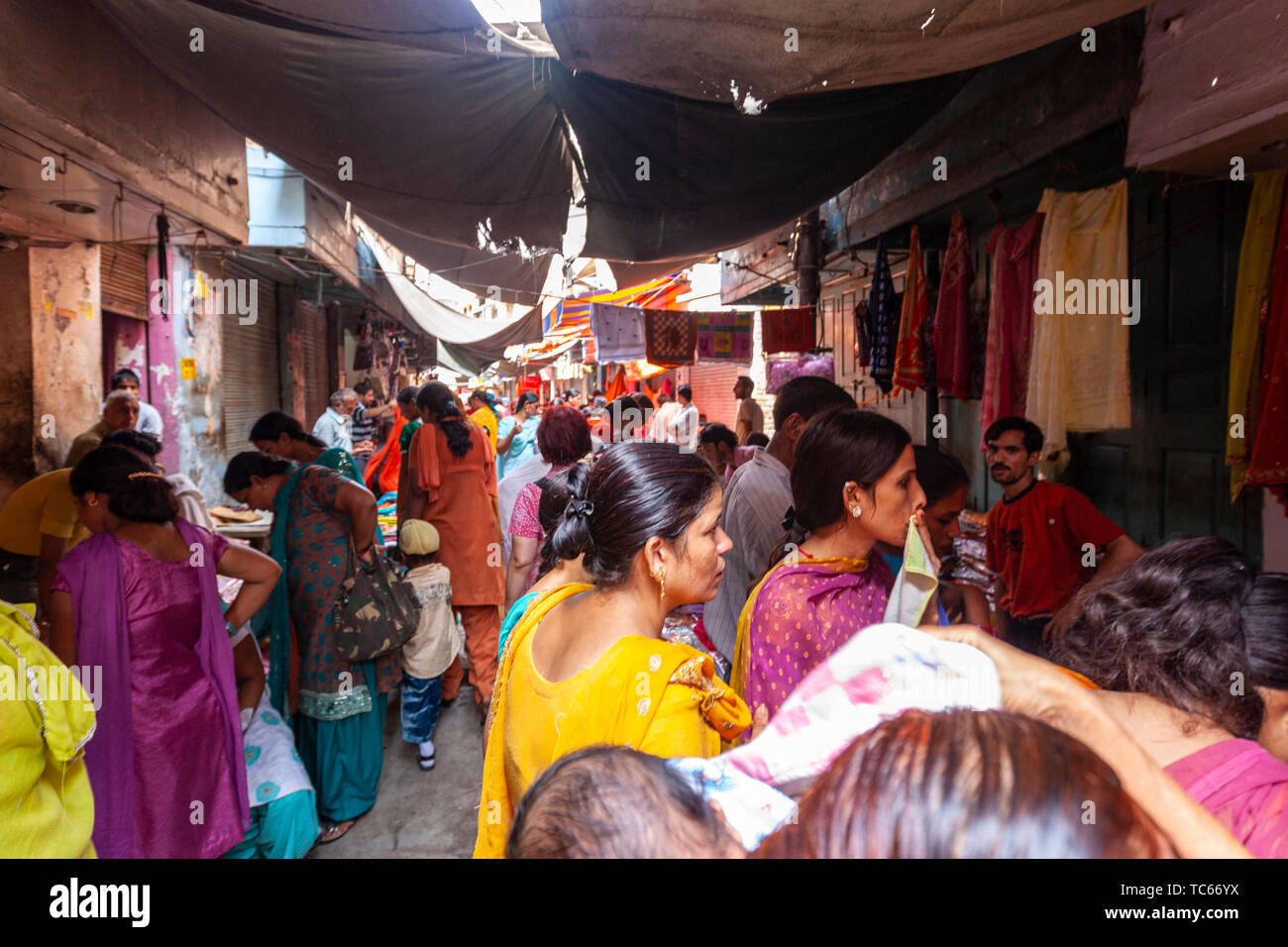 Indische Frauen in ein Tuch Markt in Amritsar, Punjab, Indien Stockfoto