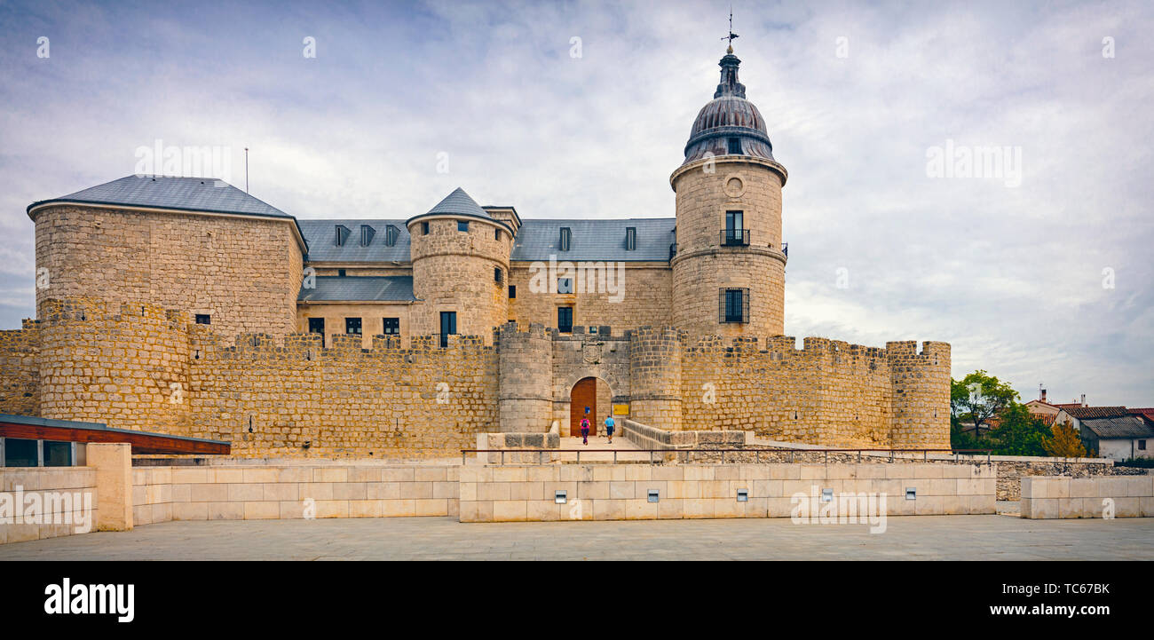 Peñafiel Burg, vallodolid Provinz, Kastilien und Leon, Spanien. Das Schloss ist jetzt als Archiv der Iberischen Geschichte verwendet. Es enthält einige 33 Millionen Stockfoto