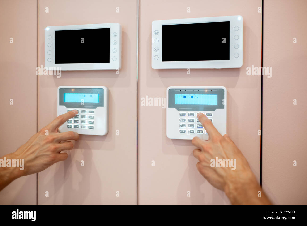 Workman Einrichten der Alarm mit Tastatur in der Nähe des Eingangs zu Hause, close-up Stockfoto