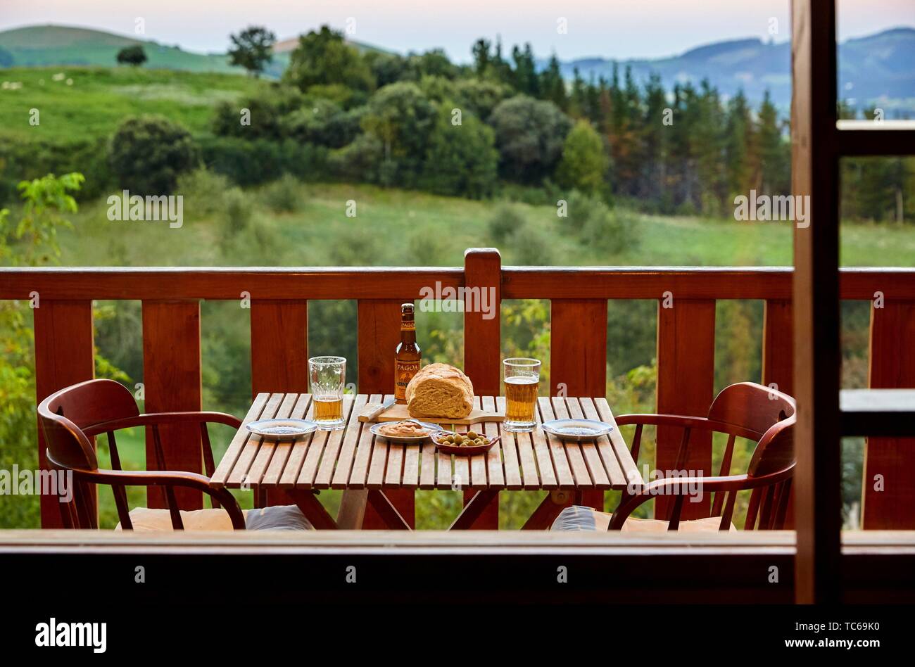 Aperitif auf der Terrasse, urain Apartments, baskische Bauernhaus, Deba, Gipuzkoa, Baskenland, Spanien, Europa Stockfoto
