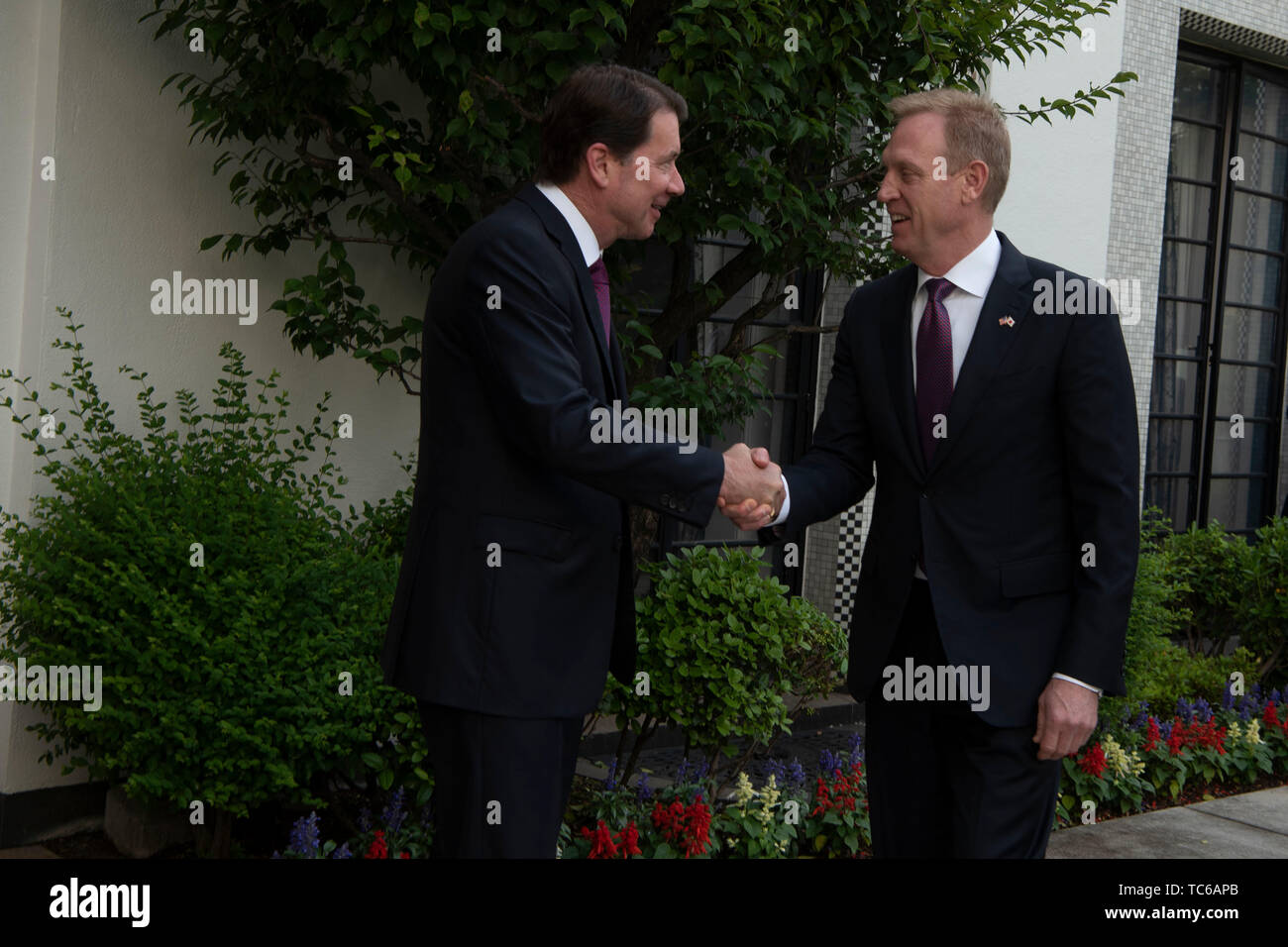 Usa handeln Verteidigungsminister Patrick M. Shanahan trifft mit US-Botschafter in Japan William F. Hagerty, der US-Botschafter in Tokio, Japan, 4. Juni 2019. (DoD Foto von Lisa Ferdinando) Stockfoto