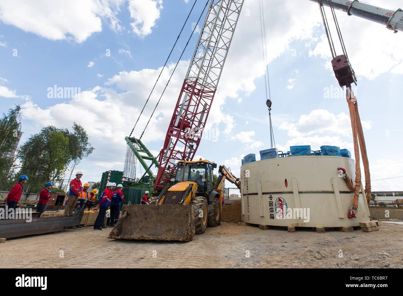 Moskau, Russland. 3. Juni 2018. Die Menschen bereiten ein Kran auf einer Baustelle in Moskau, die Hauptstadt von Russland, 3. Juni 2018. Seit August 2017, China Railway Construction Corporation (CRCC) hat eine 4,6-km-Abschnitt und drei Stationen auf der "Großen Circle Line" in Moskau, das bis Ende 2020 abgeschlossen sein wird. Im Februar dieses Jahres CRCC gewann eine weitere U-Bahn Bau und wird voraussichtlich zu Tunnelbau im Dezember 2019 starten. Credit: Bai Xueqi/Xinhua/Alamy leben Nachrichten Stockfoto