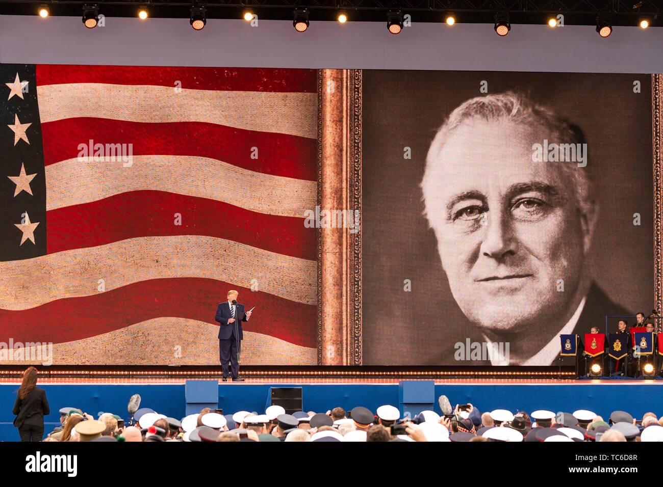 Portsmouth, Großbritannien. 05 Juni, 2019. Us-Präsident Donald Trump spricht unter einem riesigen Foto von Präsident Franklin Roosevelt während einer Veranstaltung zur Markierung der 75. Jahrestag des D-Day Juni 5, 2019 in Portsmouth, England. Die Staats- und Regierungschefs versammelt, an der Südküste von England, wo Truppen für den D-Day assault 75 - Jahre - vor Abreise. Credit: Planetpix/Alamy leben Nachrichten Stockfoto