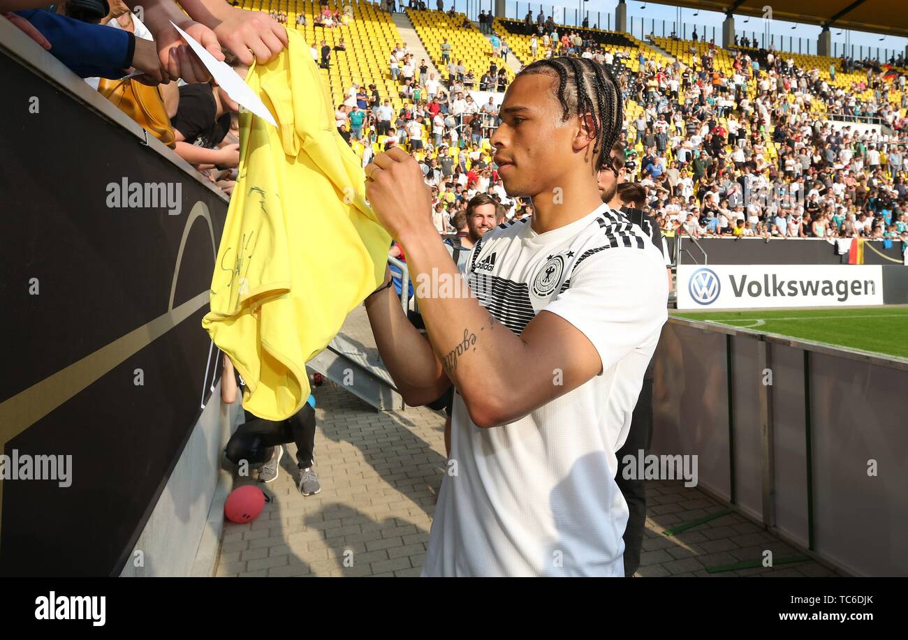 Aachen, Deutschland. 05. Juni 2019. firo: 2019/2020 05.06.2019 Fußball Nationalmannschaft Deutschland Tag der Fans Training Spiel Leroy Sane schreibt Fans Autogramme | Verwendung der weltweiten Kredit: dpa/Alamy leben Nachrichten Stockfoto