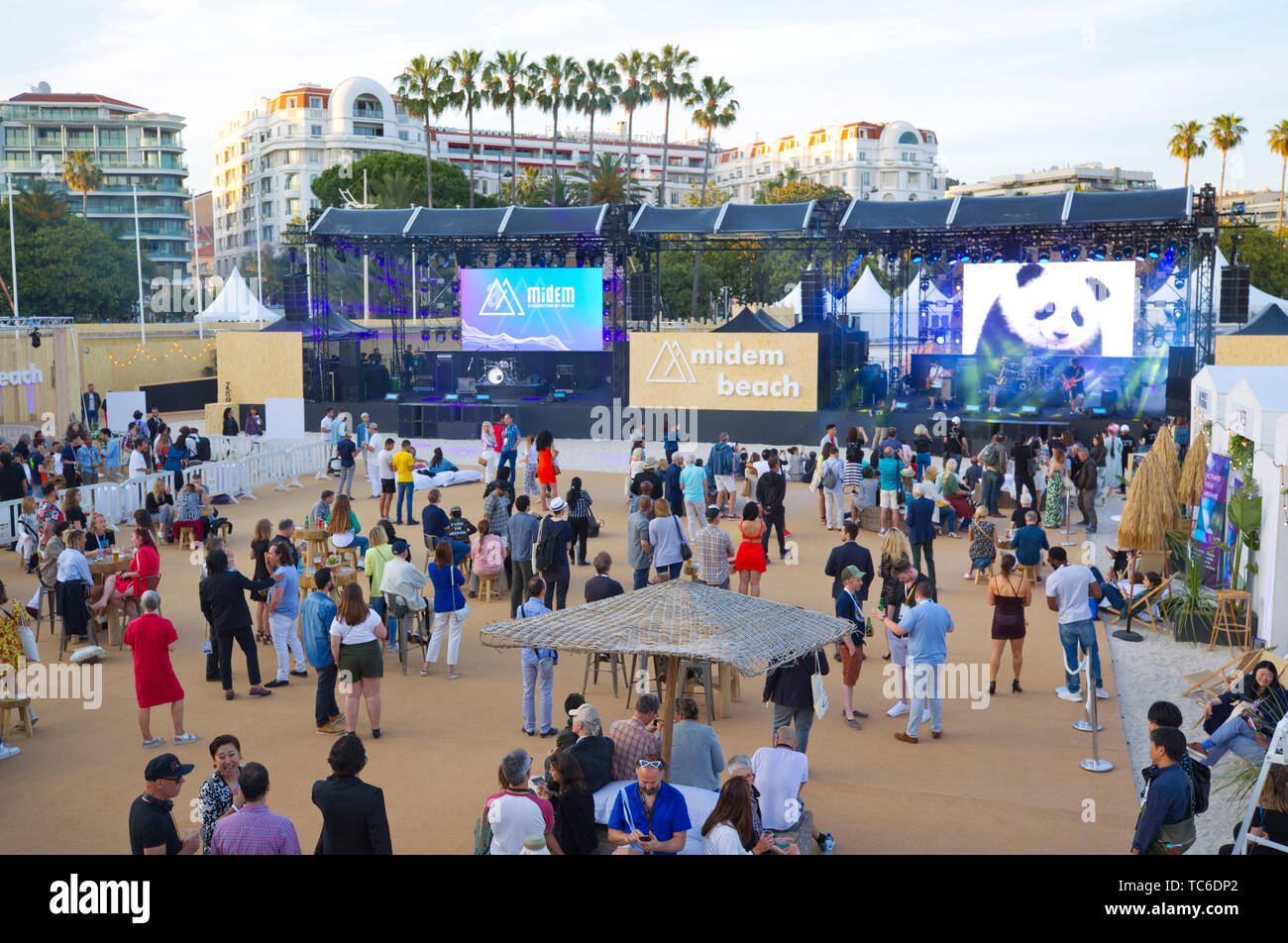 Cannes, Frankreich - Juni 04, 2019: MIDEM, die internationale B2B-Markt mit Konzert auf der MIDEM Strand, Ton, Bühne, Musik, Konzert, Linguistics. ein Reed MIDEM Veranstaltung | Nutzung weltweit Stockfoto