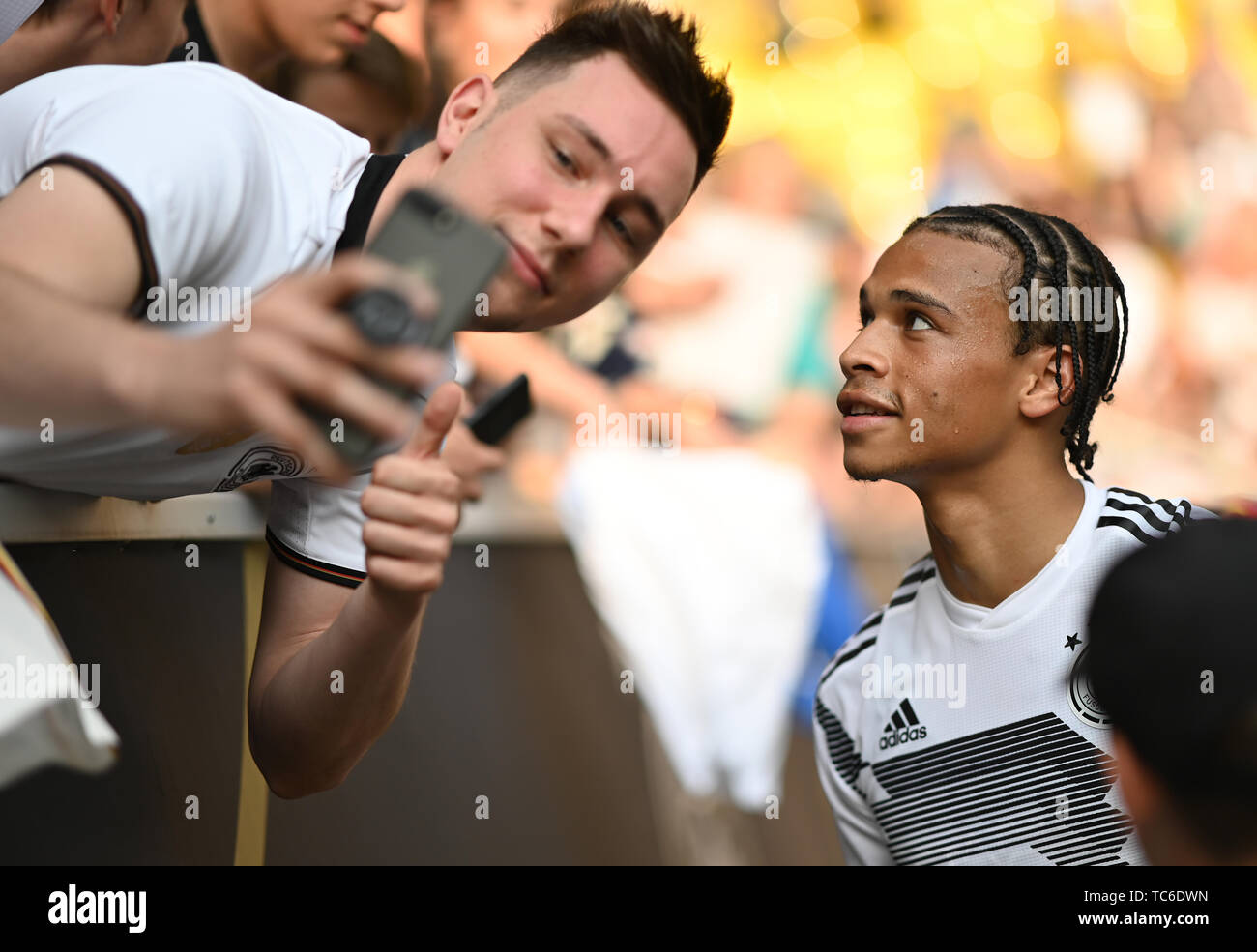 Aachen, Deutschland. 05 Juni, 2019. Leroy Sane (Deutschland) unter den Fans. GES/Fußball/Training Spiel und öffentliche Training der Deutschen Nationalmannschaft in Aachen, 05.06.2019 Fußball: Praxis und Training Spiel der Deutschen Nationalmannschaft in Aachen, Deutschland, 5. Juni 2019 | Verwendung der weltweiten Kredit: dpa/Alamy leben Nachrichten Stockfoto