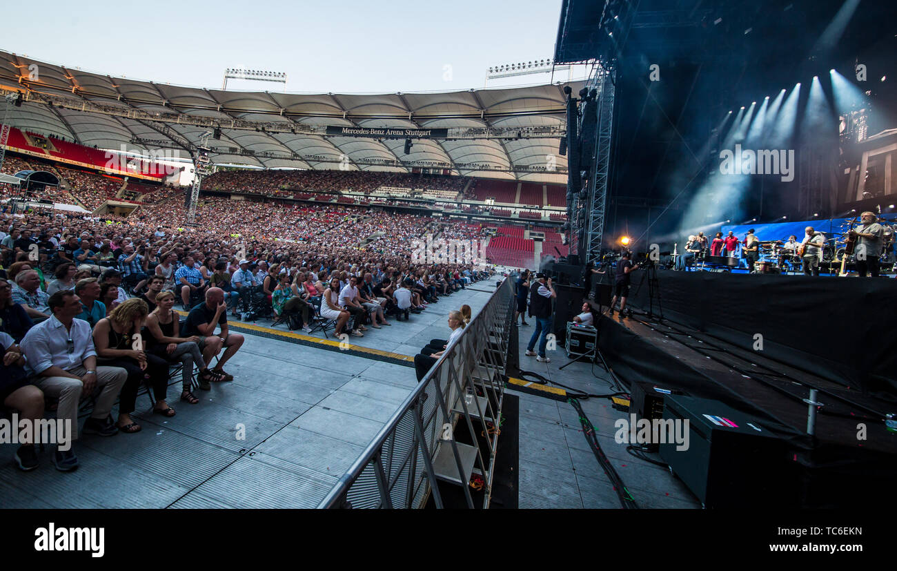 Stuttgart Deutschland 05 Juni 2019 Sanger Phil Collins Gibt Das Erste Von Sieben Deutschen Konzerte In Der Mercedes Benz Arena Credit Christoph Schmidt Dpa Alamy Leben Nachrichten Stockfotografie Alamy