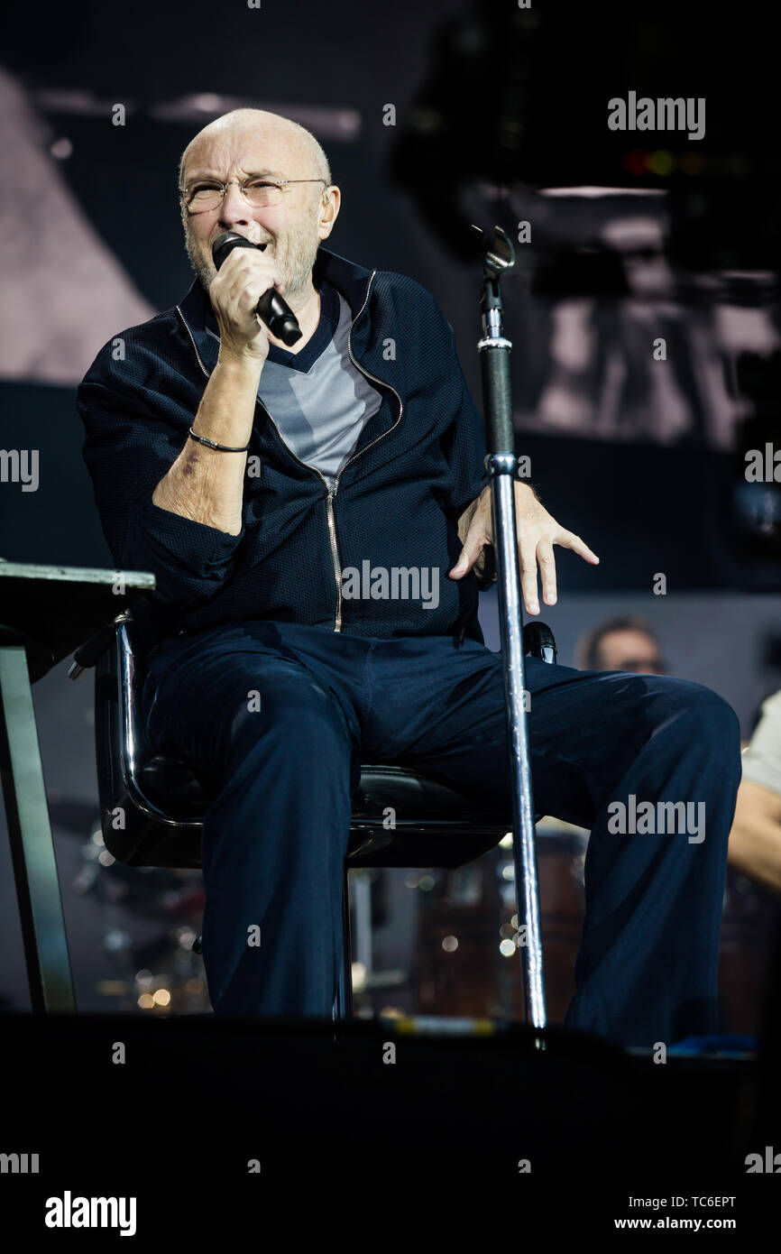 Stuttgart Deutschland 05 Juni 2019 Sanger Phil Collins Sitzt Auf Der Buhne Und Singt Collins Ist Der Erste Von Sieben Deutschen Konzerte In Der Mercedes Benz Arena Credit Christoph Schmidt Dpa Alamy Leben Nachrichten Stockfotografie