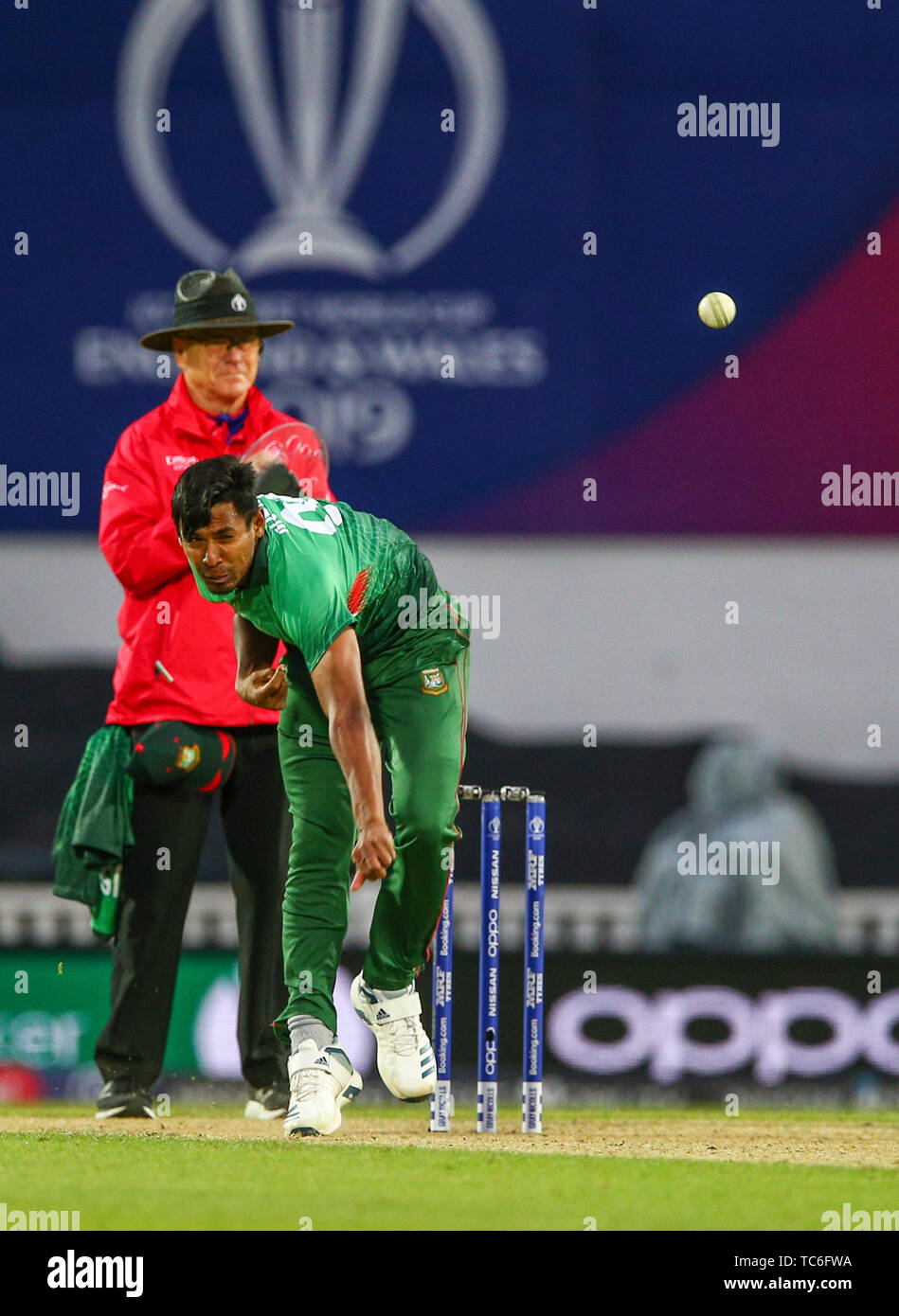 London, Großbritannien. 06 Juni, 2019. 5. Juni 2019; Die Ovale, London, England; ICC World Cup Cricket, Bangladesch gegen Neuseeland; Mustafizur Rahman aus Bangladesch bowling Credit: Aktion Plus Sport Bilder/Alamy leben Nachrichten Stockfoto