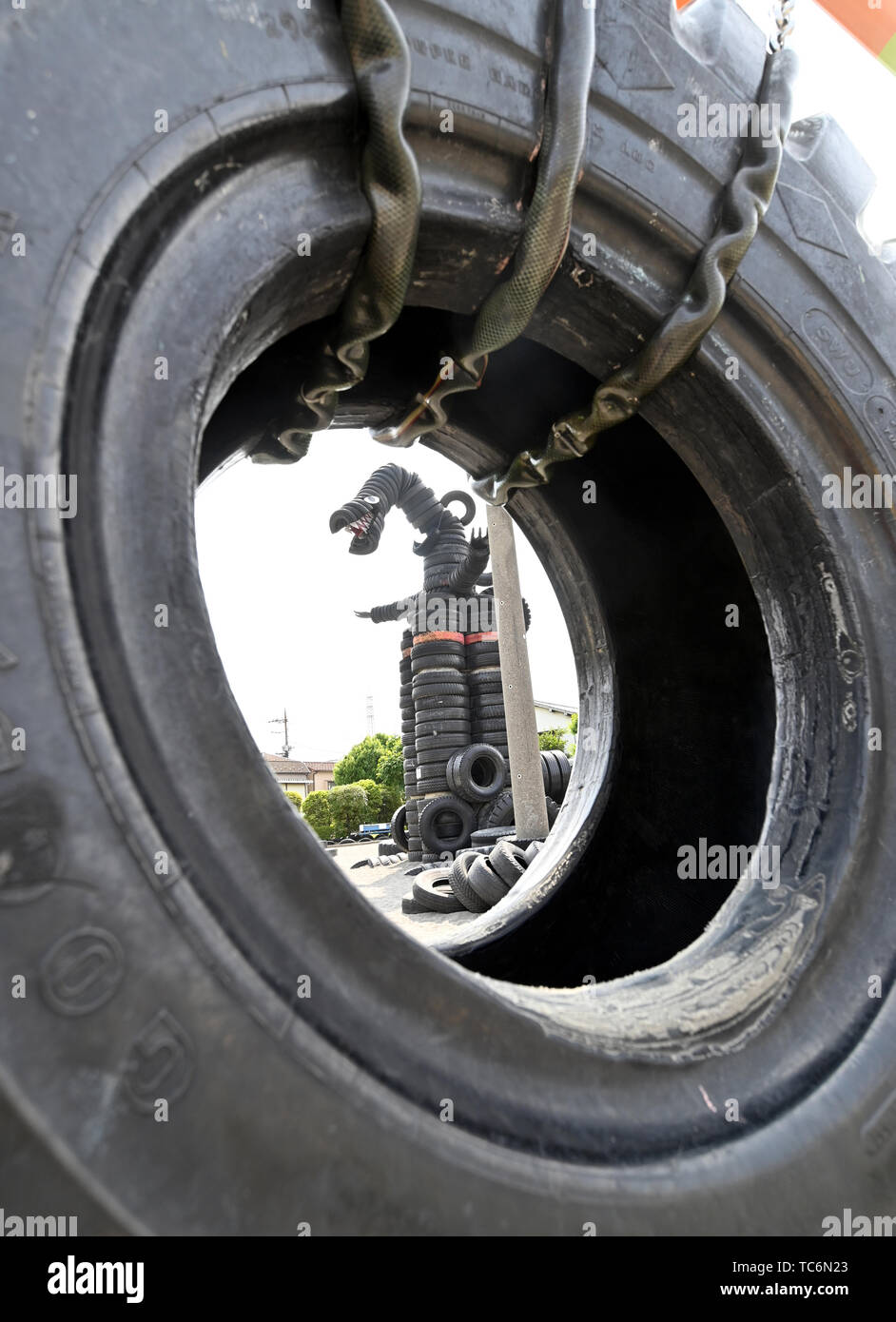 Tokio, Japan. 6. Juni, 2019. Eine 8 Meter hohe Godzilla, aus Altreifen, Webstühle über ein lokales Spielplatz mit gebrauchten Reifen in Tokio Reifen Park am Donnerstag, 6. Juni 2019 gebaut. Der Park feiert den 50. Jahrestag seiner Gründung mit einigen 3000 verwendet und Altreifen gesammelt und durch den Bau und den Fluggesellschaften beigetragen sowie Geschäfte in der Gegend. Credit: Natsuki Sakai/LBA/Alamy leben Nachrichten Stockfoto