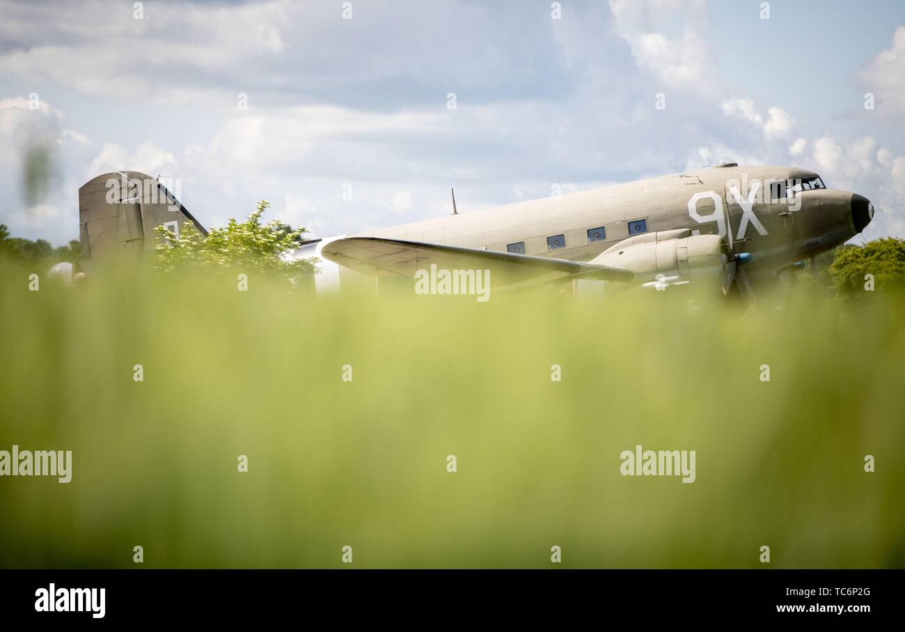 Merville, Frankreich. 06 Juni, 2019. Eine Douglas C 47 Dakota steht auf dem Gelände der Artillerie Batterie auf der 75. Jahrestag der Landung der alliierten Truppen in der Normandie. Mit diesen Transport Flugzeuge Die meisten fallschirmspringer wurden am D-Day zu den Sprung Positionen geflogen. Es erinnert an den 75. Jahrestag der Landung der alliierten Truppen in der Normandie. Foto: Kay Nietfeld/dpa Quelle: dpa Picture alliance/Alamy leben Nachrichten Stockfoto