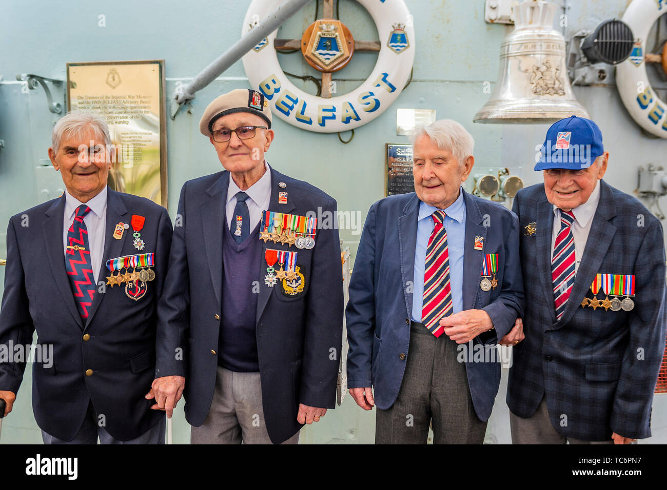 London, Großbritannien. 06 Juni, 2019. Arthur Barnes, John Connelly, Nev Lees und Bob Jones - D-Day Veteranen aus dem Blinden Veterans Association - Imperial War Museum markiert den 75. Jahrestag der D-Day Landungen an Bord der HMS Belfast. Credit: Guy Bell/Alamy leben Nachrichten Stockfoto