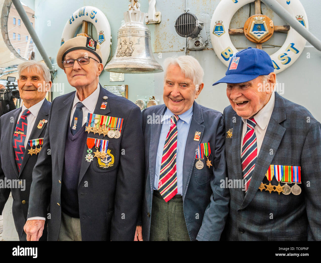 London, Großbritannien. 06 Juni, 2019. Arthur Barnes, John Connelly, Nev Lees und Bob Jones - D-Day Veteranen aus dem Blinden Veterans Association - Imperial War Museum markiert den 75. Jahrestag der D-Day Landungen an Bord der HMS Belfast. Credit: Guy Bell/Alamy leben Nachrichten Stockfoto