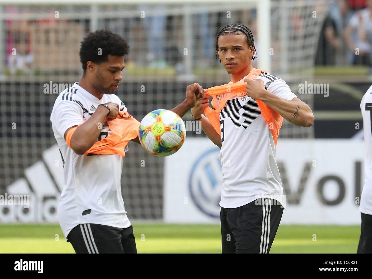 Aachen, Deutschland. 05. Juni 2019. firo: 2019/2020 05.06.2019 Fußball Nationalmannschaft Deutschland Tag der Fans Training Spiel, DFB-Close-up Leroy Sane setzt auf seinem Hemd, über seinen Kopf, mit Serge Gnabry | Verwendung der weltweiten Kredit: dpa/Alamy leben Nachrichten Stockfoto