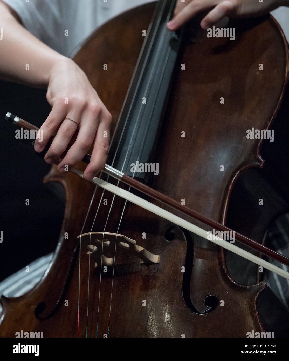 06 Juni 2019, Sachsen-Anhalt, Halle (Saale): Die 14-jährige Ella Wieck spielt Cello auf der 56. nationalen Wettbewerb 'Jugend musiziert'. Um 2900 talentierte junge Musiker im Alter zwischen 13 und 27 sind bis zum 13. Juni erwartet. Am Ende des Tages, die Preise sind vergeben, die betrachtet werden, eine besondere Auszeichnung. Foto: Hendrik Schmidt/dpa-Zentralbild/dpa Stockfoto