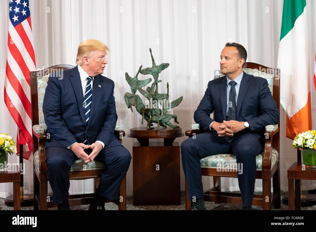 Shannon, Irland. 05 Juni, 2019. Us-Präsident Donald Trump hält ein bilaterales Treffen mit dem irischen Premierminister Leo Varadkar am Shannon Airport Juni 5, 2019 in Shannon, Irland. Trump ist in Irland an sein Geld verlieren bei Doonbeg Golf Resort zu bleiben. Credit: Planetpix/Alamy leben Nachrichten Stockfoto