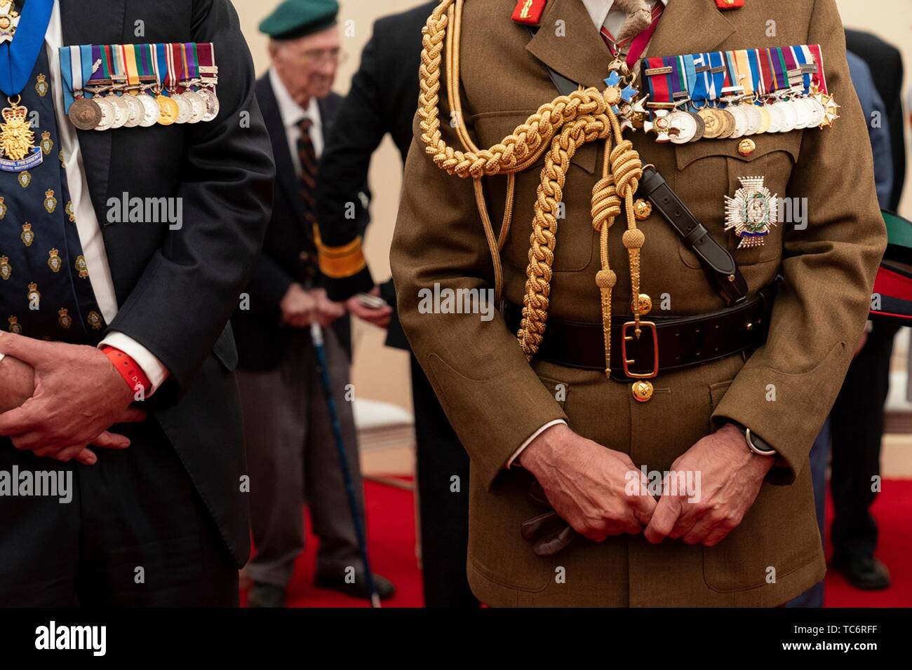 Portsmouth, Großbritannien. 05 Juni, 2019. Ältere Weltkrieg zwei Veteranen ihre Medaillen während einer Veranstaltung zur Markierung der 75. Jahrestag des D-Day an der Southsea Common Juni 5, 2019 in Portsmouth, England trägt. Die Staats- und Regierungschefs versammelt, an der Südküste von England, wo Truppen für den D-Day assault 75 - Jahre - vor Abreise. Credit: Planetpix/Alamy leben Nachrichten Stockfoto