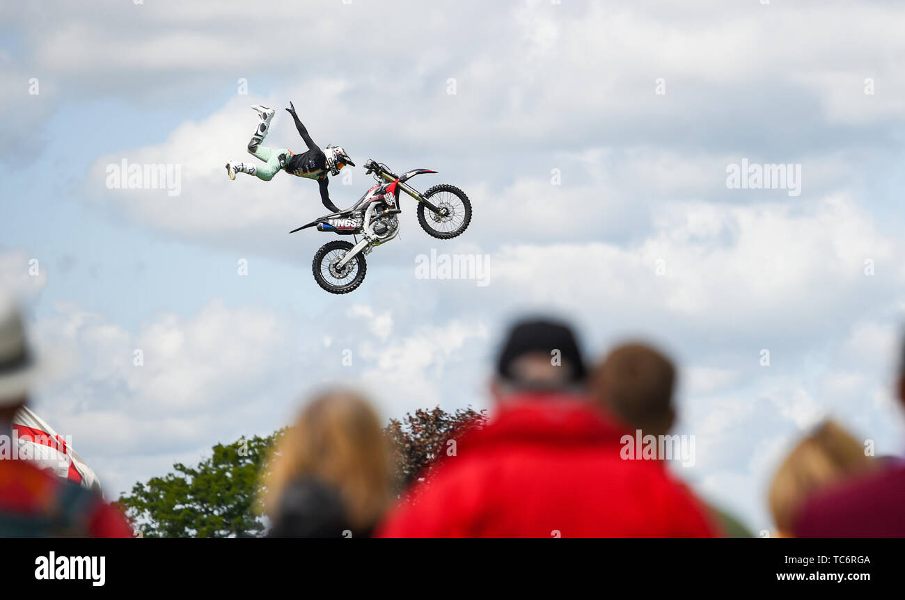 Ardingly UK, 6. Juni 2019 - Die Bolddog Lings Motorrad team Luftakrobatik in der Sonne führen Sie am ersten Tag der Süden von England Show im Ardingly Showground in Sussex statt. Die jährliche landwirtschaftliche zeigen Highlights die besten in die britische Landwirtschaft und produzieren und zieht Tausende von Besuchern an drei Tagen. Foto: Simon Dack/Alamy leben Nachrichten Stockfoto