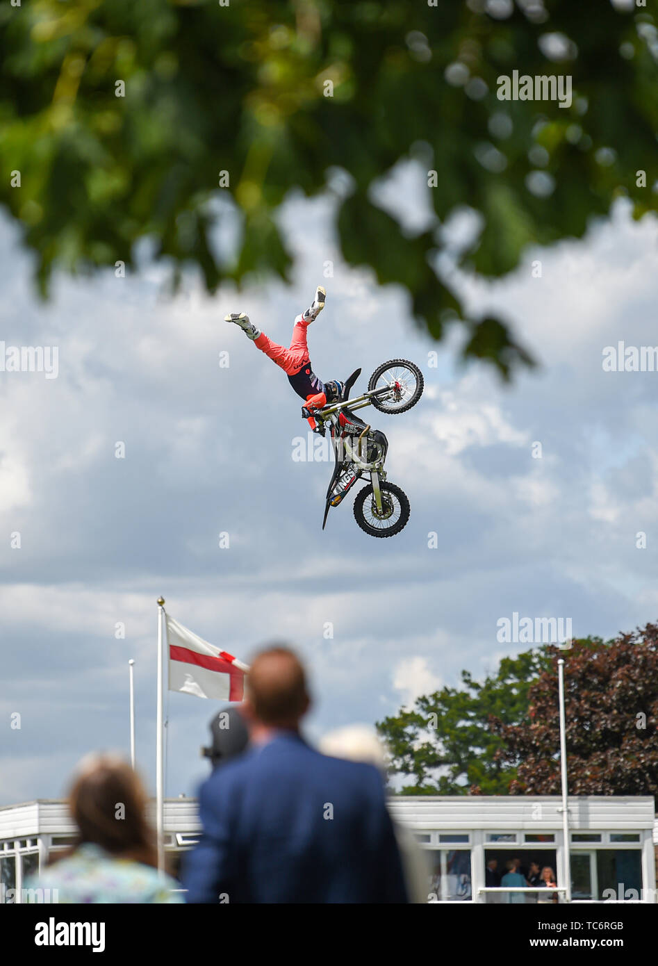 Ardingly UK, 6. Juni 2019 - Die Bolddog Lings Motorrad team Luftakrobatik in der Sonne führen Sie am ersten Tag der Süden von England Show im Ardingly Showground in Sussex statt. Die jährliche landwirtschaftliche zeigen Highlights die besten in die britische Landwirtschaft und produzieren und zieht Tausende von Besuchern an drei Tagen. Foto: Simon Dack/Alamy leben Nachrichten Stockfoto