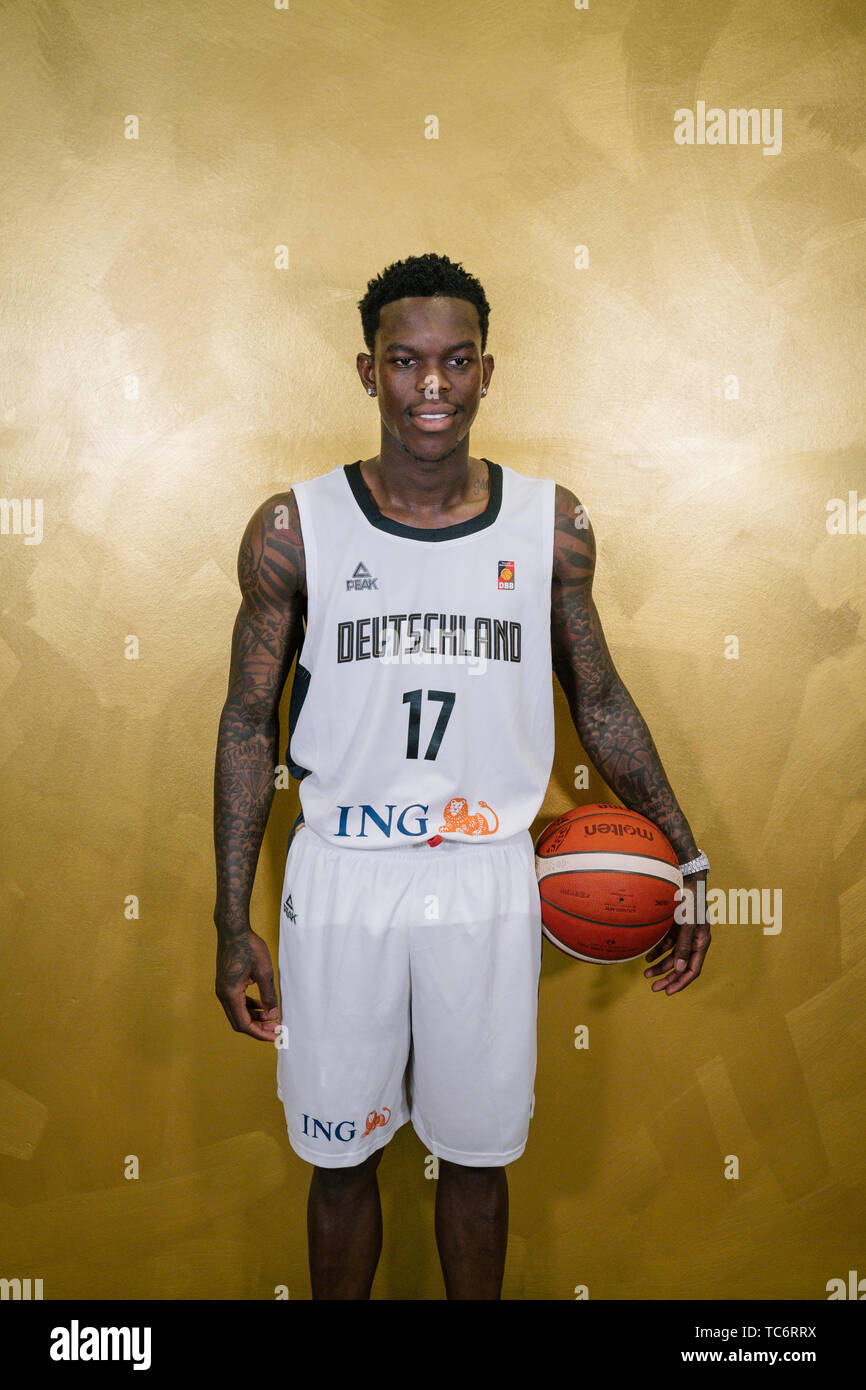 Braunschweig, Deutschland. 06 Juni, 2019. Dennis Schröder, deutscher  Basketballspieler, präsentiert das neue Trikot der deutschen  Nationalmannschaft nach einer Pressekonferenz der Deutsche Basketball Bund  (DBB). Credit: Ole Spata/dpa/Alamy leben ...