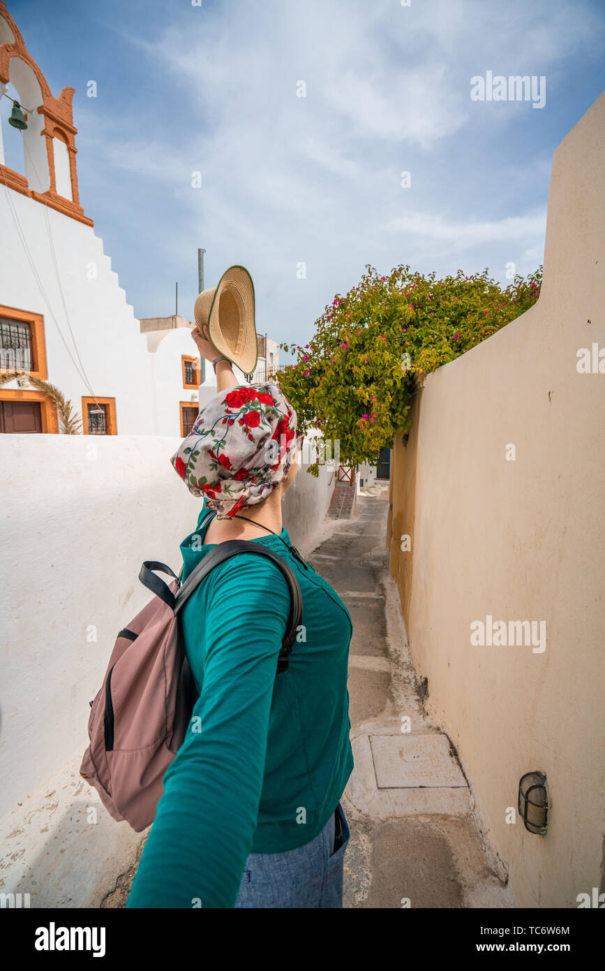 Junges Paar reisen. Frau die Hand mit den Menschen und den Weg zu neuen Orten und schöne Reiseziele, Schuß in der Griechischen Insel Santorini Stockfoto