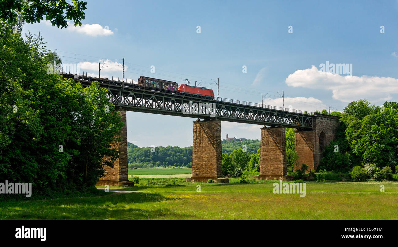 Eisenbahnbrücke über den Fluss Werra in Deutschland Stockfoto