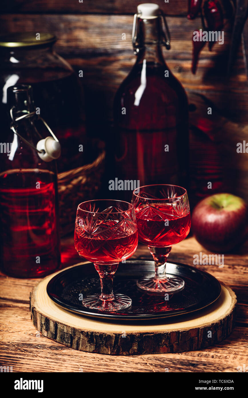 Zwei Gläser rot hausgemachten Wein auf Fach Stockfoto