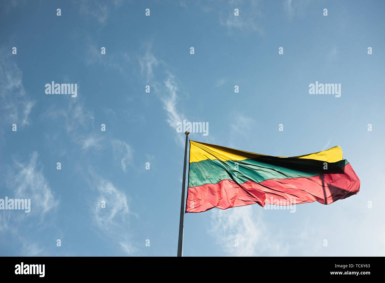 Litauen litauische Nationalflagge Textil Tuch Stoff winken auf der Oberseite Sonnenaufgang Nebel Nebel Stockfoto