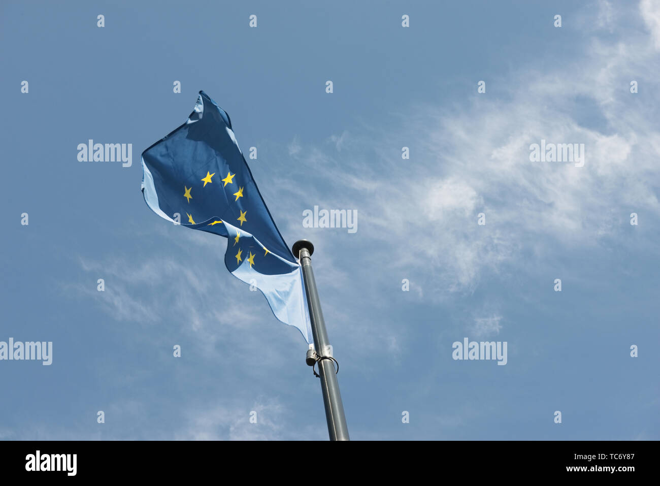 EU-Flagge auf blauem Himmelshintergrund, Nahaufnahme Stockfoto