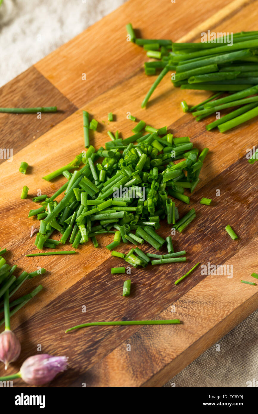 Raw Green Organic blühende Schnittlauch bereit zu Kochen mit Stockfoto