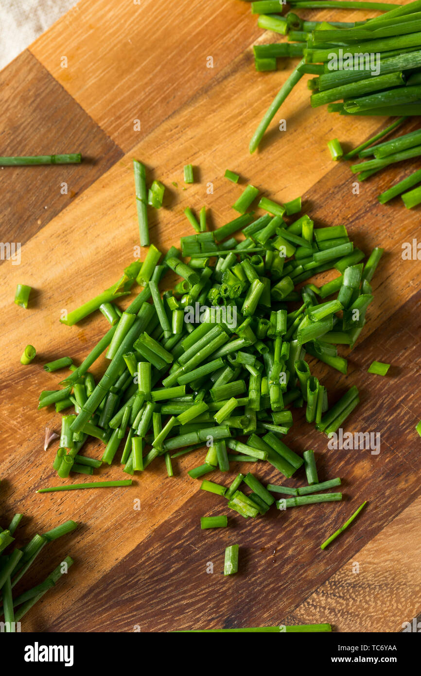 Raw Green Organic blühende Schnittlauch bereit zu Kochen mit Stockfoto